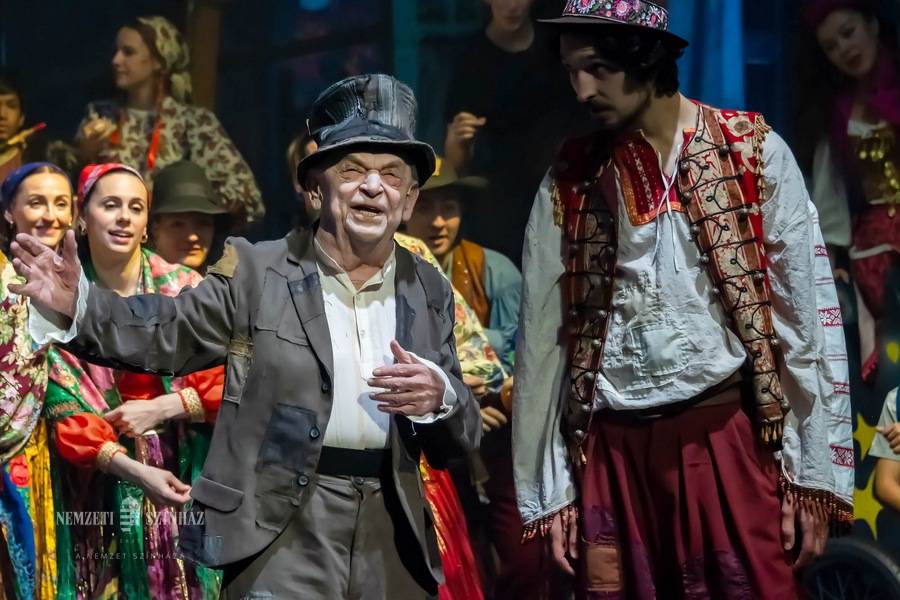 „A SZEREP DIKTÁLJA, MILYEN IDŐS VAGYOK” Bodrogi Gyula 91 évesen is teltház előtt játszik